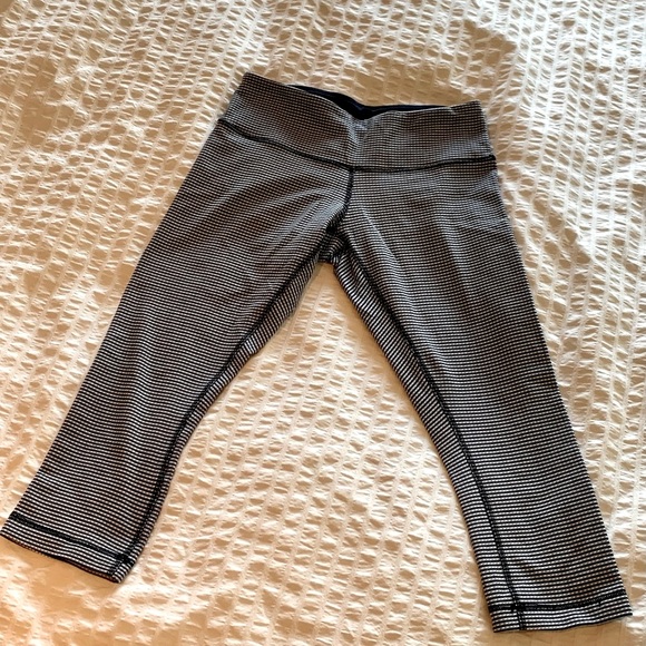 EUC Lululemon Size 6 crop - Picture 3 of 8